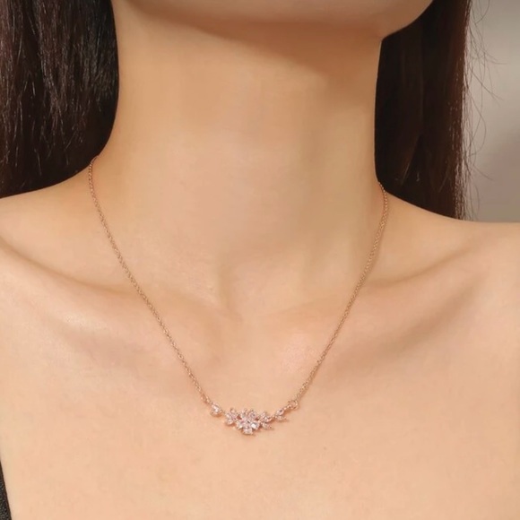 Jewelry - ⚠️Clearance Rose Gold Leaf Pendant Necklace